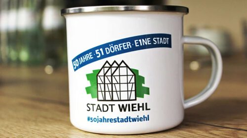 Die Jubiläumstasse zum 50. Stadtgeburtstag ist für fünf Euro bei Wiehlticket erhältlich. Foto: Stadt Wiehl