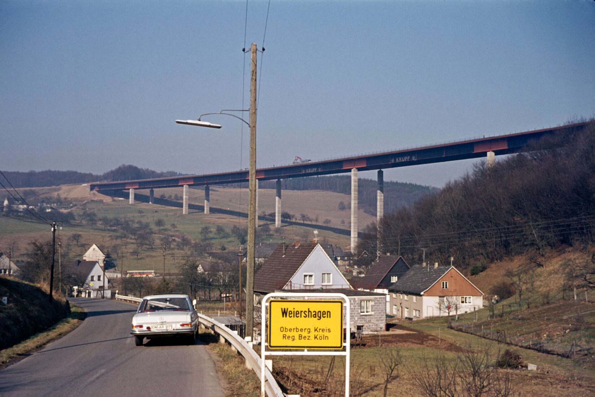 Im März 1972 überspannt die Autobahnbrücke Weiershagen.
