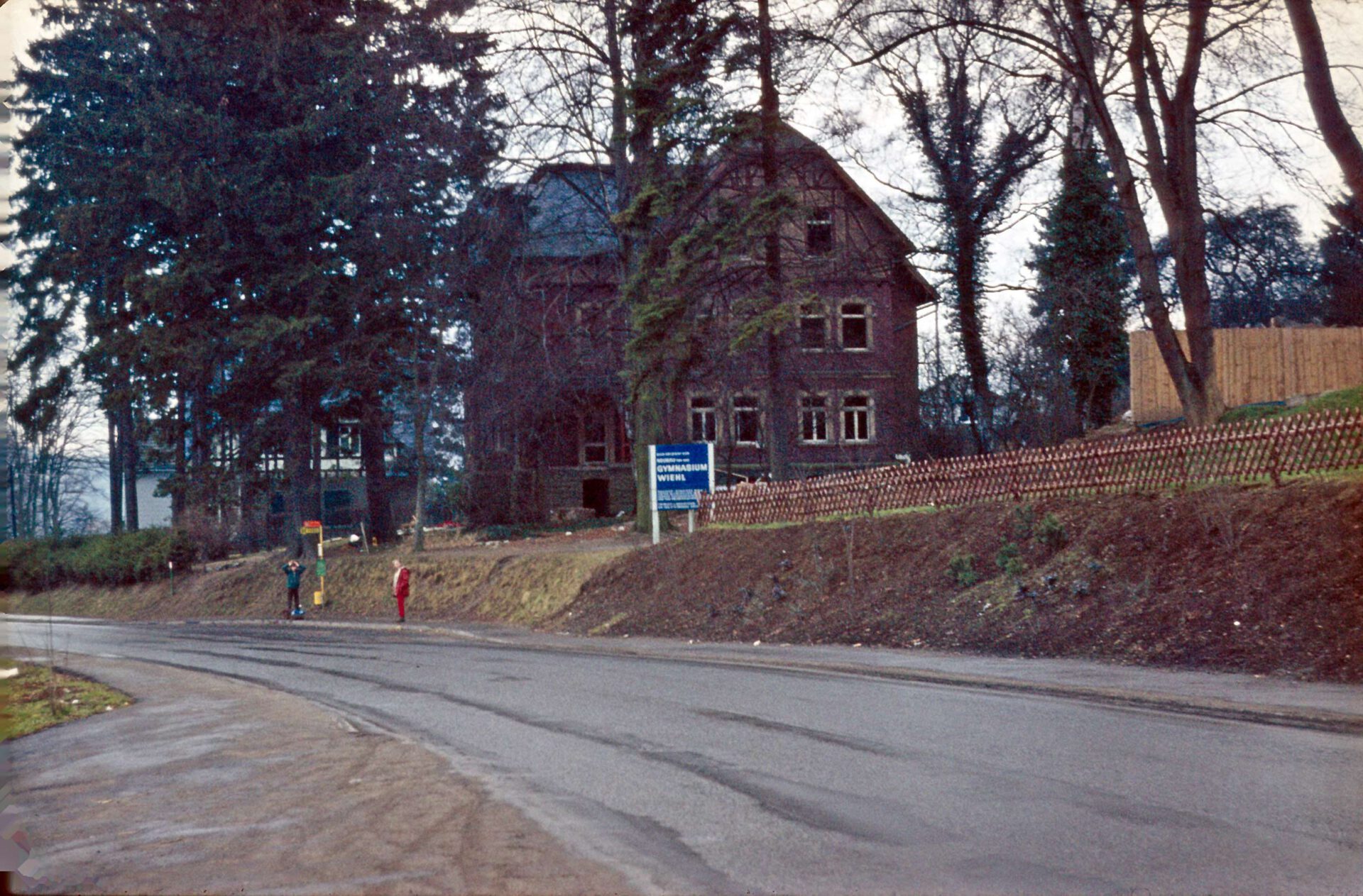 1970 steht noch das alte Bürgermeisteramt an der Hauptstraße. Es musste dem Bau der Aula des Gymnasiums weichen.